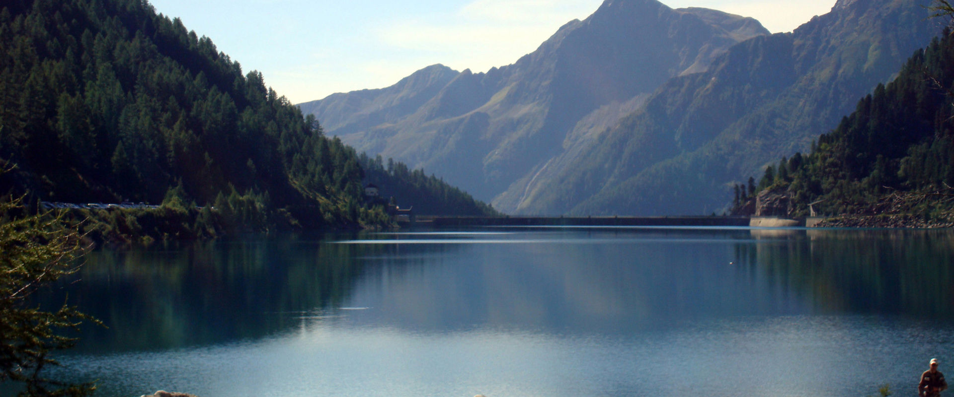 Lago di Neves Vista di un bacino idrico con muro di sbarramento.