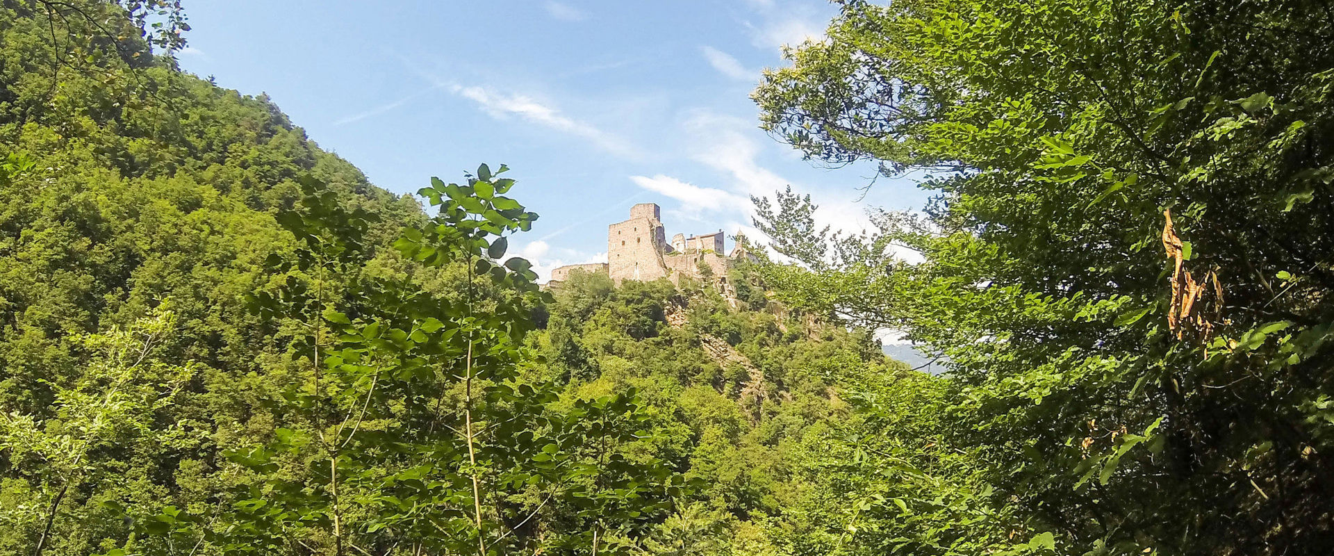 Foto del Castel d'Appiano visto dal basso.