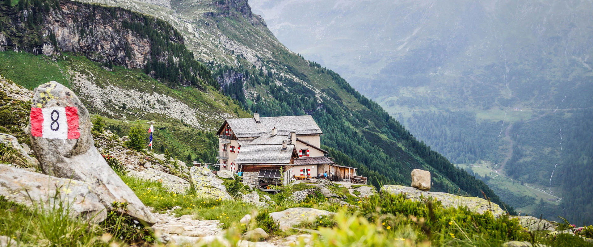 Rifugio Roma nel Parco naturale Vedrette di Ries-Aurina Il rifugio Roma immerso tra le montagne della Valle Aurina