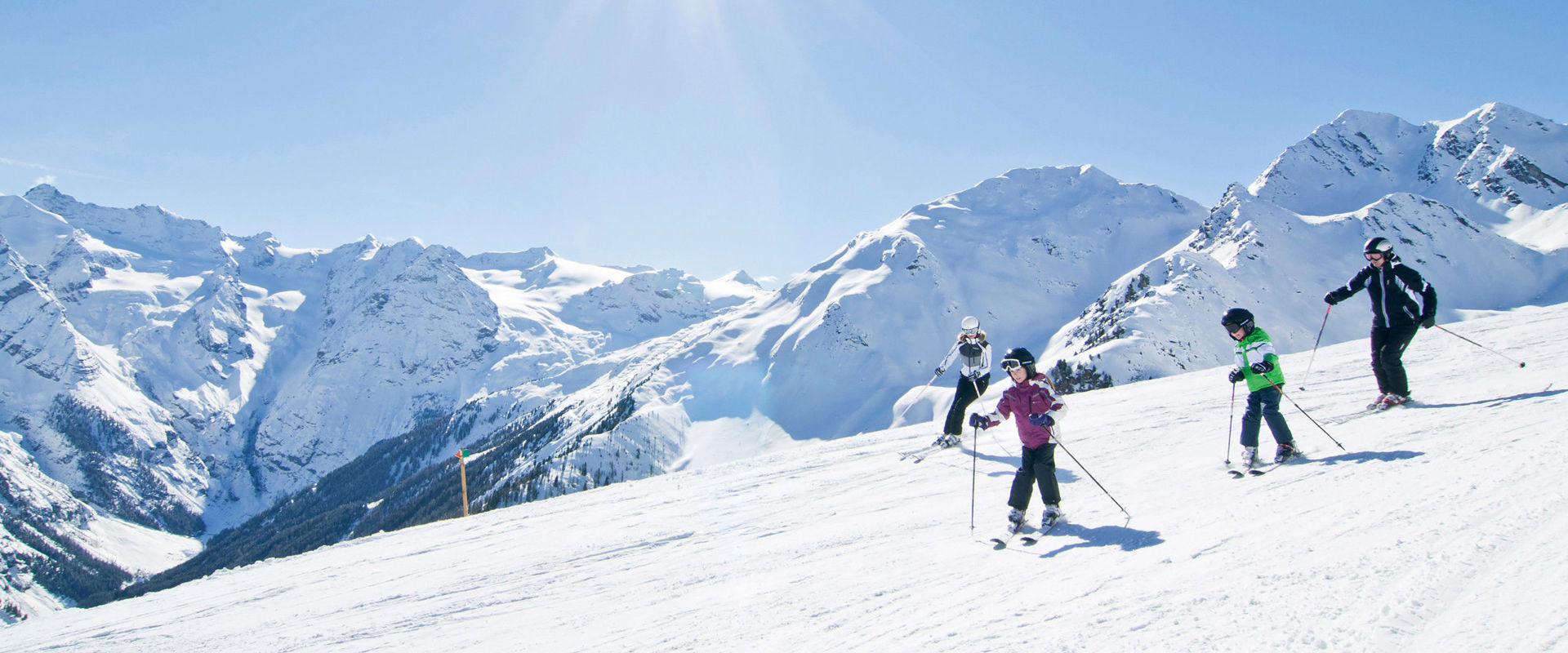 Area sciistica dell'Ortles 4 sciatori in discesa.