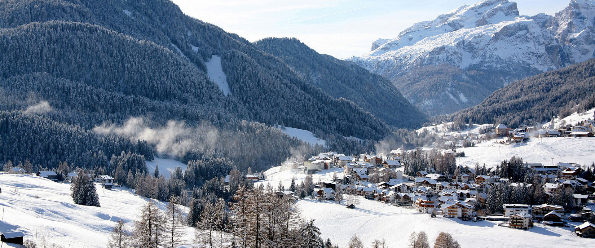 La Villa Case a La Villa con la pista Gran Risa sullo sfondo in inverno