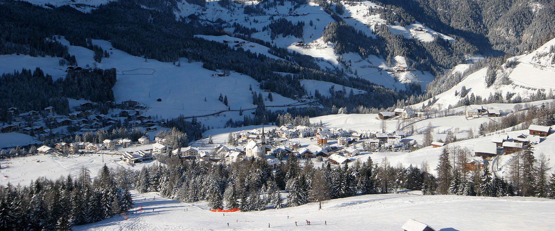 Badia Vista su Badia d'inverno in un giorno senza nuvole