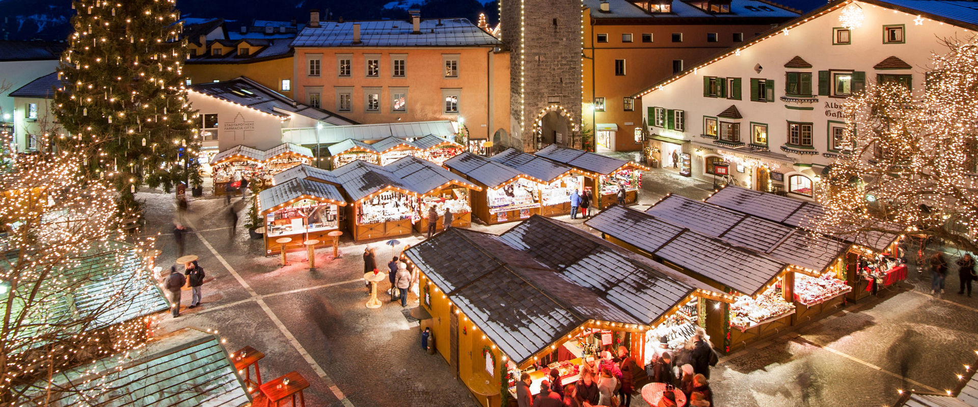 Vipiteno Vipiteno addobbata a festa con il mercatino di Natale e la Torre delle Dodici