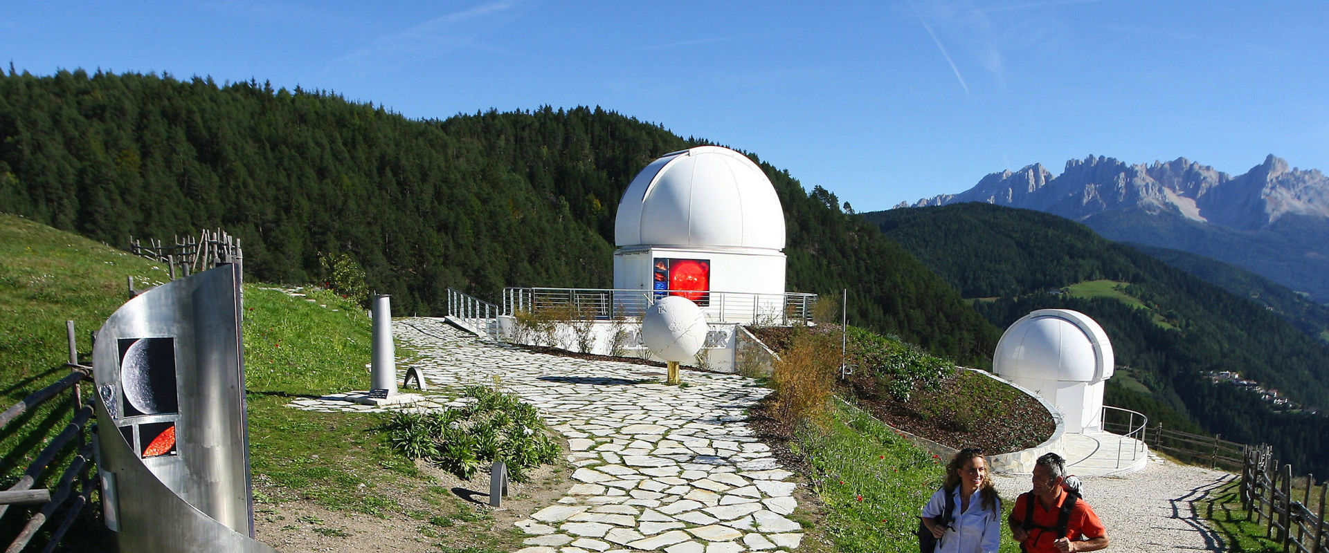 Osservatorio astronomico di San Valentino in Campo Due escursionisti passano davanti all'osservatorio astronomico di San Valentino in Campo.