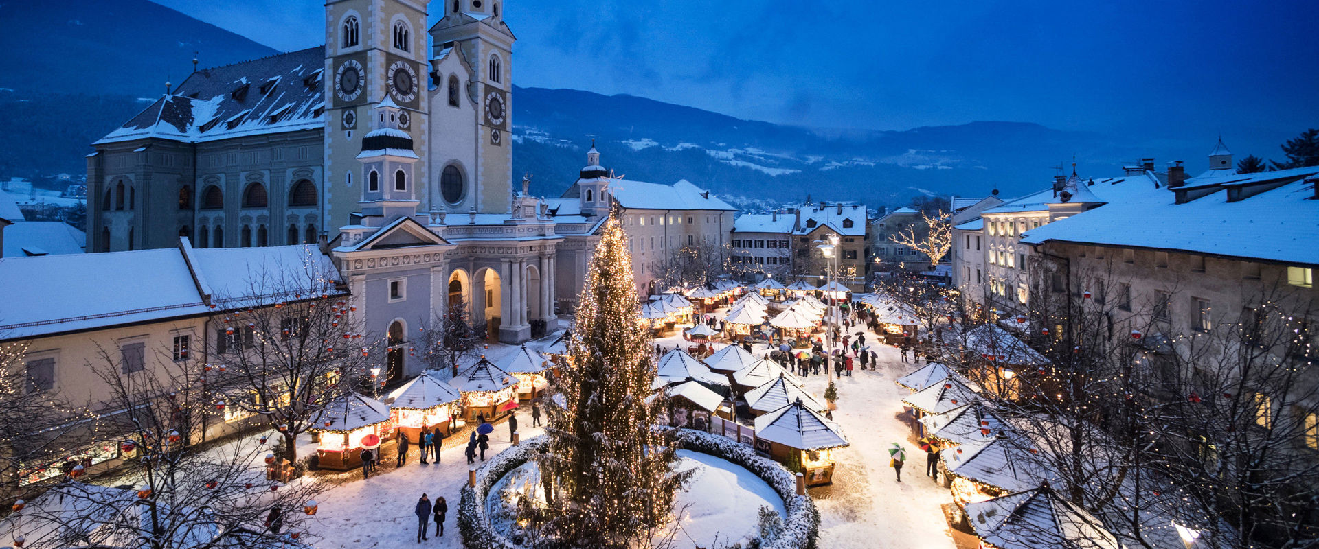 Bressanone Mercatino di Natale in piazza Duomo a Bressanone sotto la neve