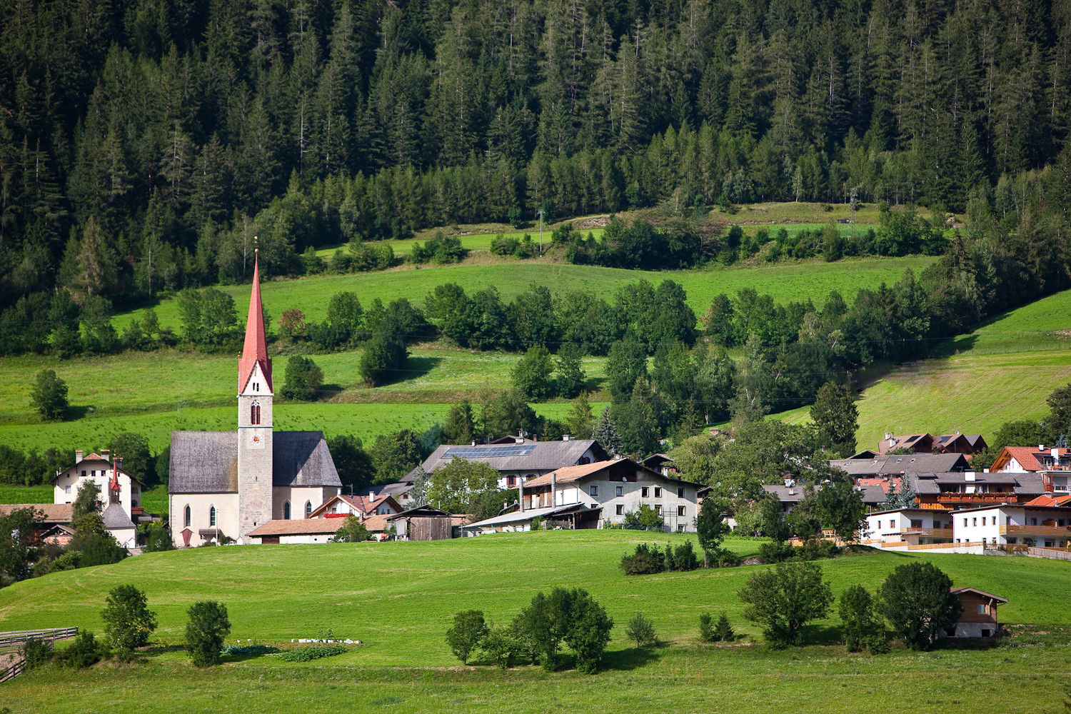 Campo di Trens con la sua chiesa tra il verde dei prati