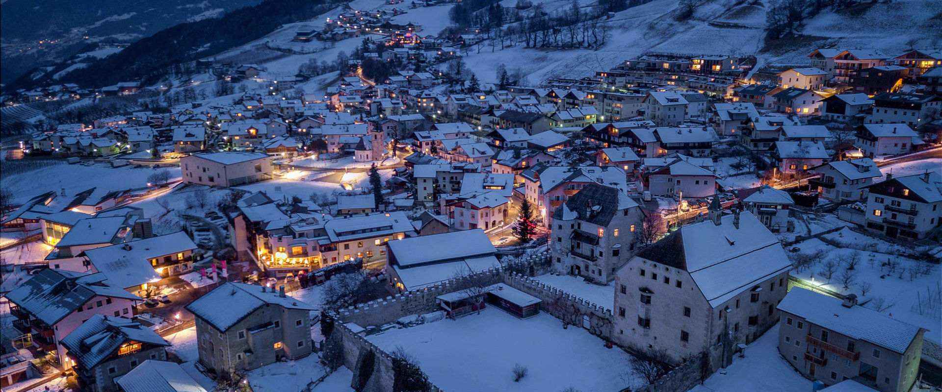 Velturno Velturno dall'alto di notte & ricoperto di neve