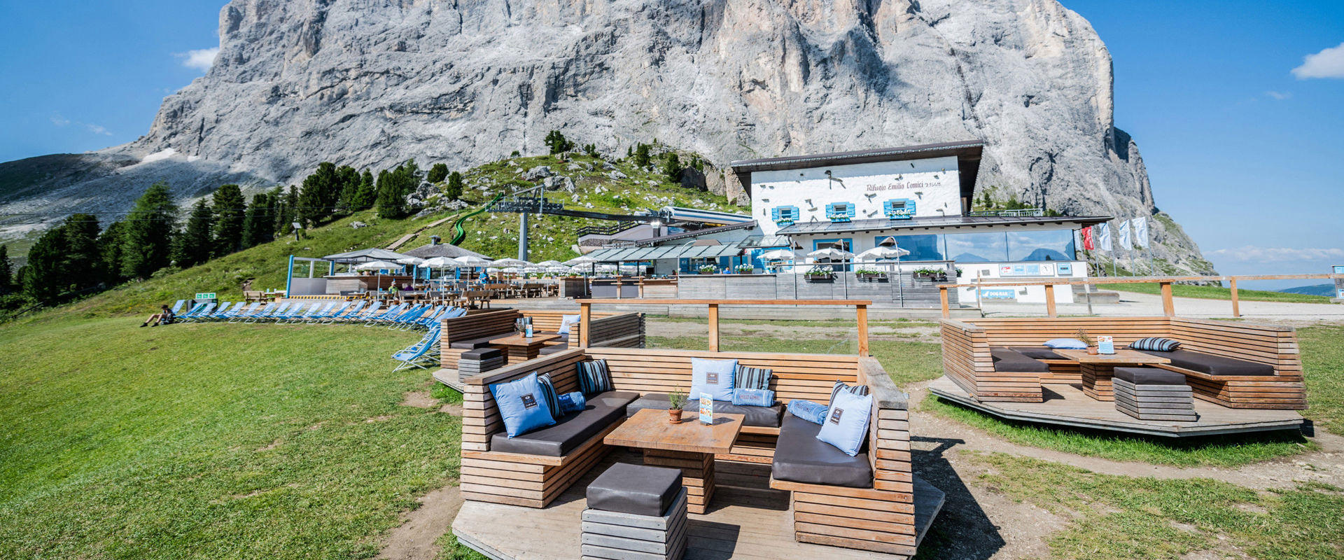 Rifugio Comici in Val Gardena Vista del rifugio Comici con le sue finestre azzurre d'estate.