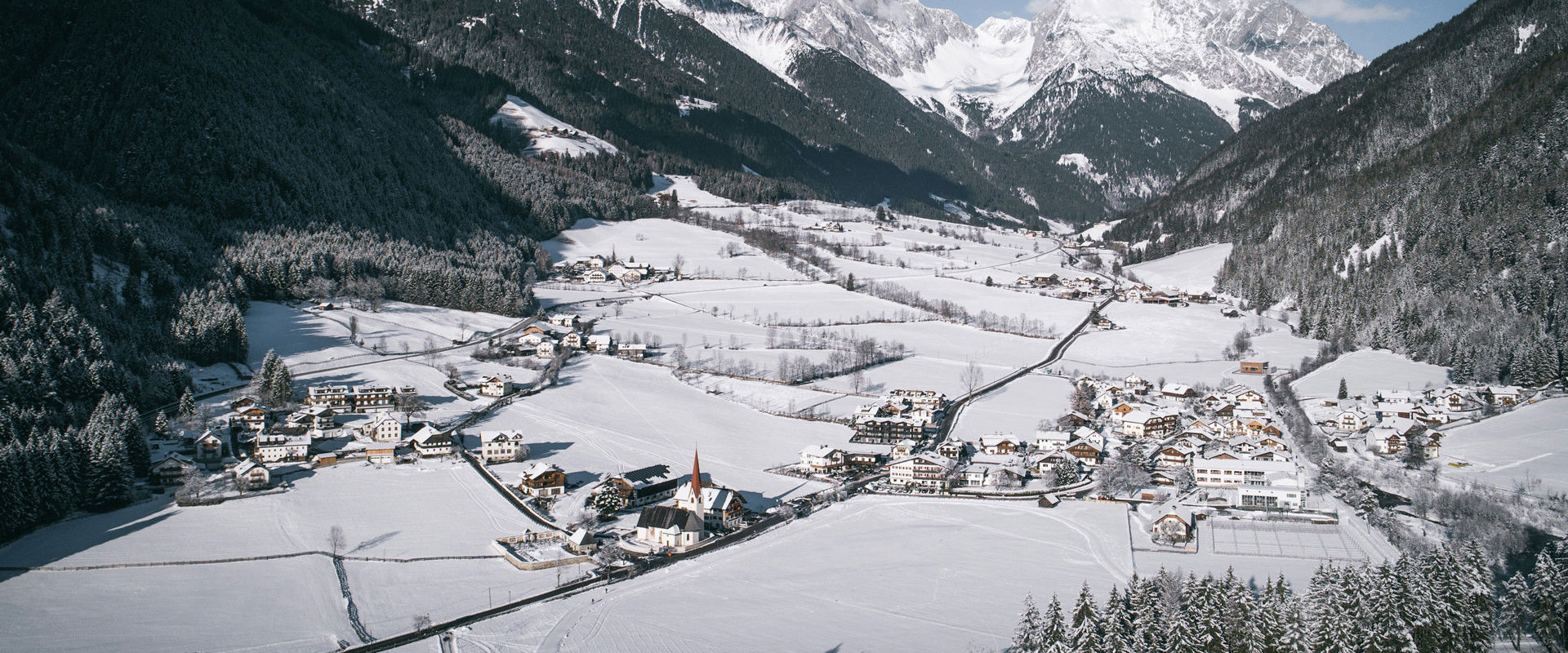 Anterselva Vista di Anterselva dall'alto con le montagne ricoperte di neve