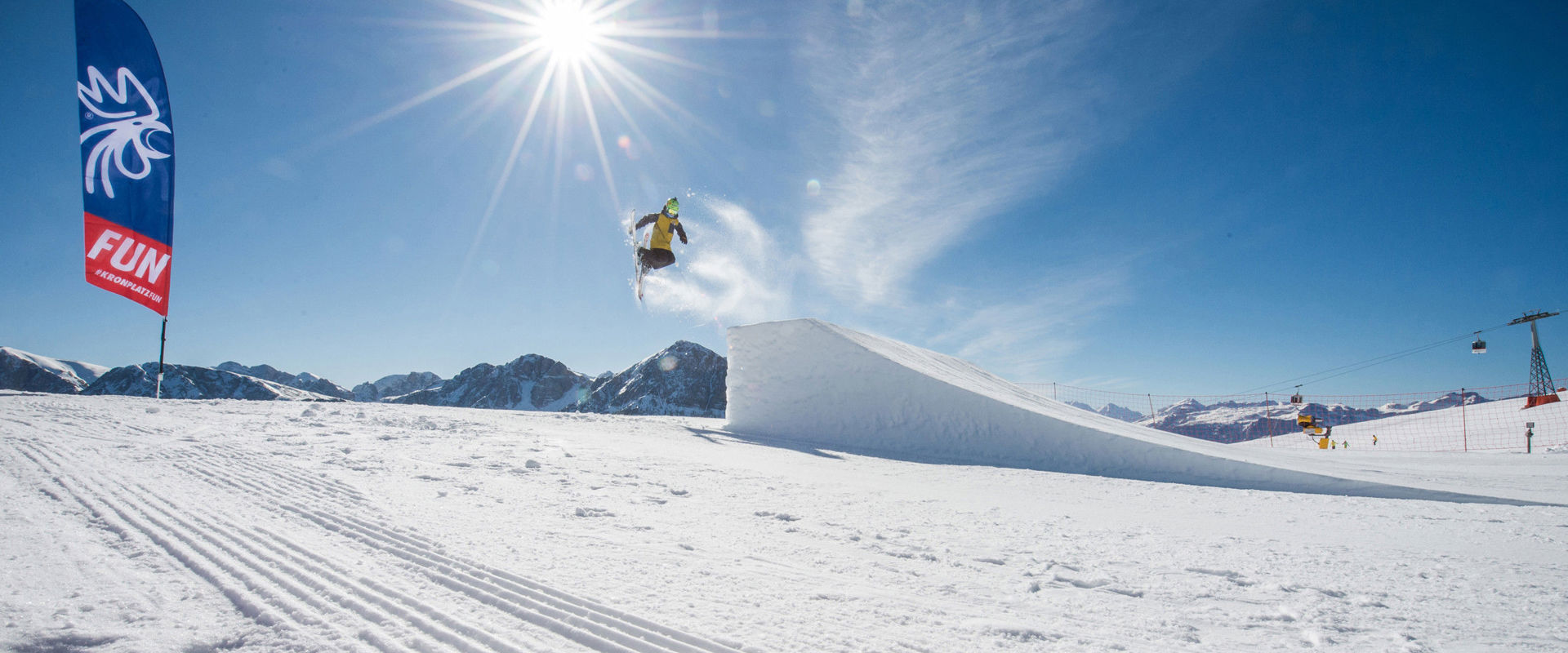 Snowpark di Plan de Corones Sciatore che salta su un trampolino del Snowpark di Plan de Corones.