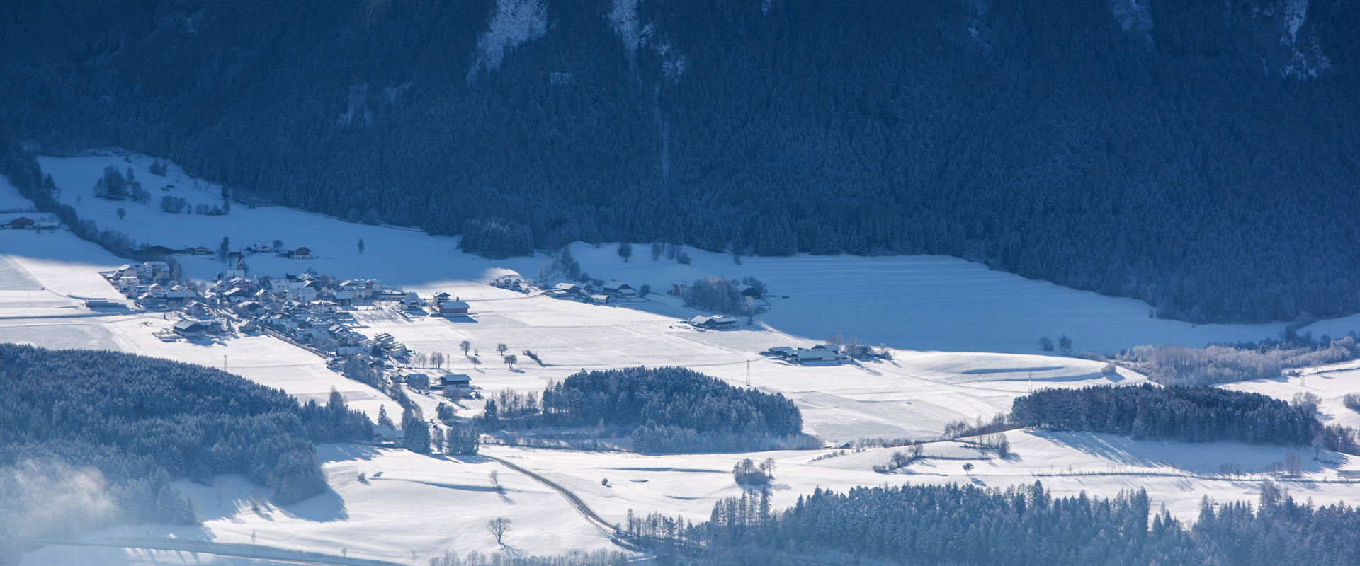 Santo Stefano Vista di Santo Stefano vicino a Brunico in inverno
