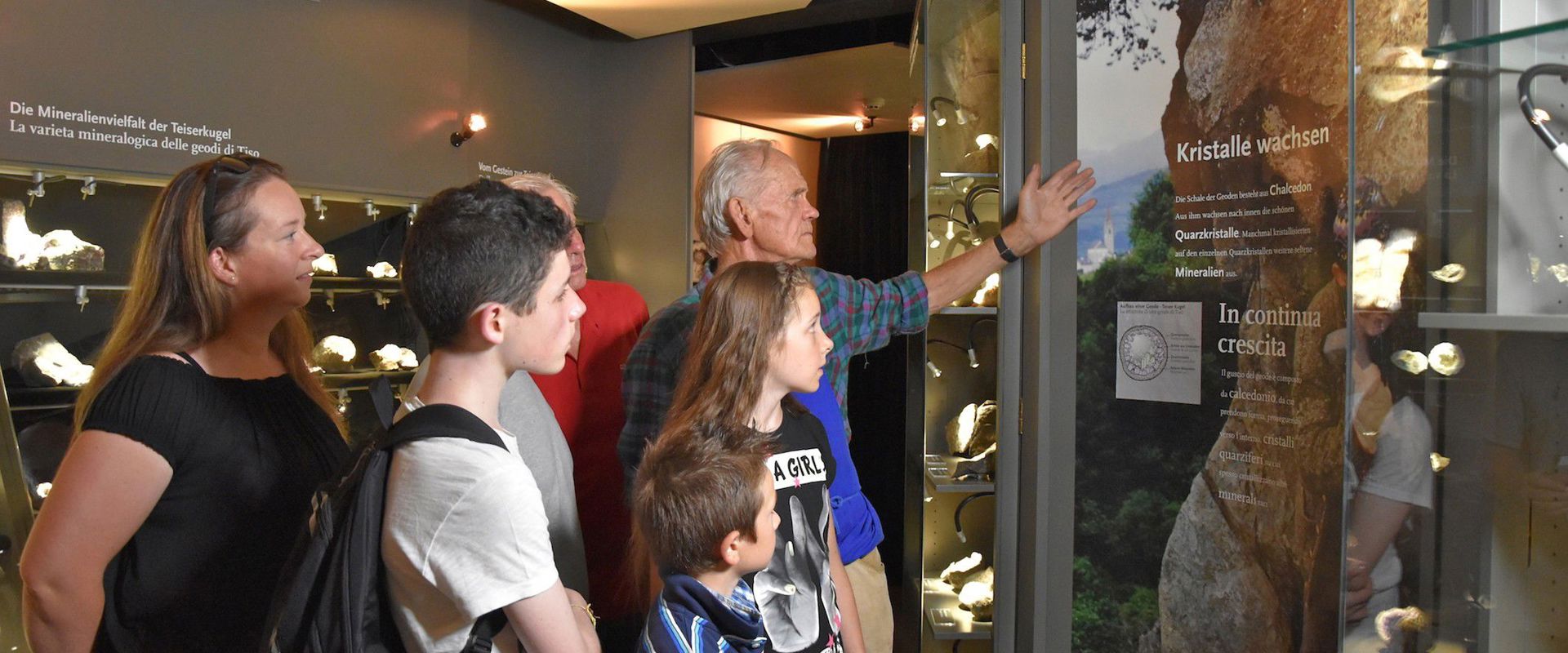Un gruppo osserva i pannelli informativi del museo.