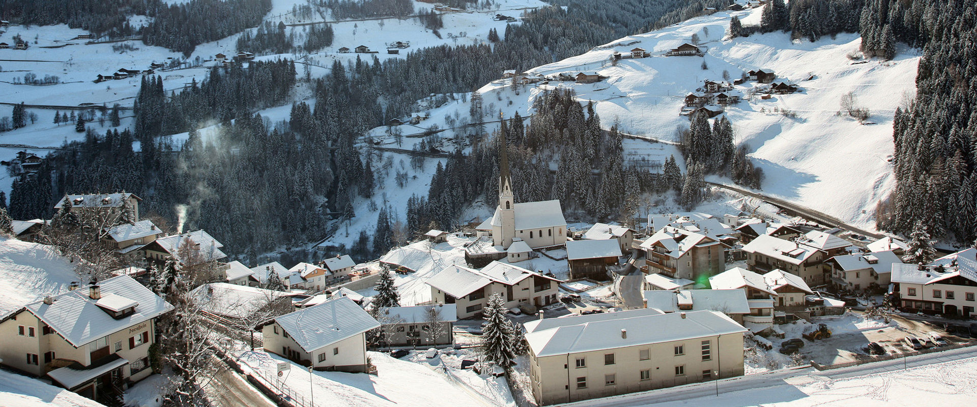 Moso in Passiria Il paese di Moso in Passiria circondato da un paesaggio innevato.