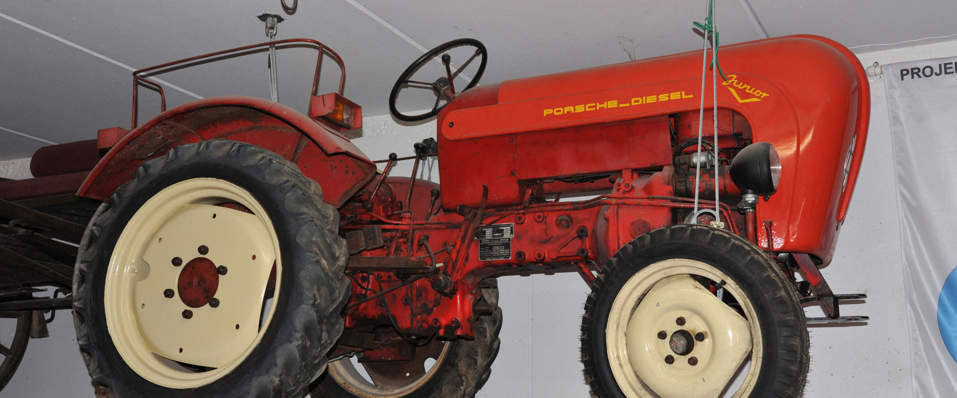 Vecchio trattore rosso esposto nel museo.