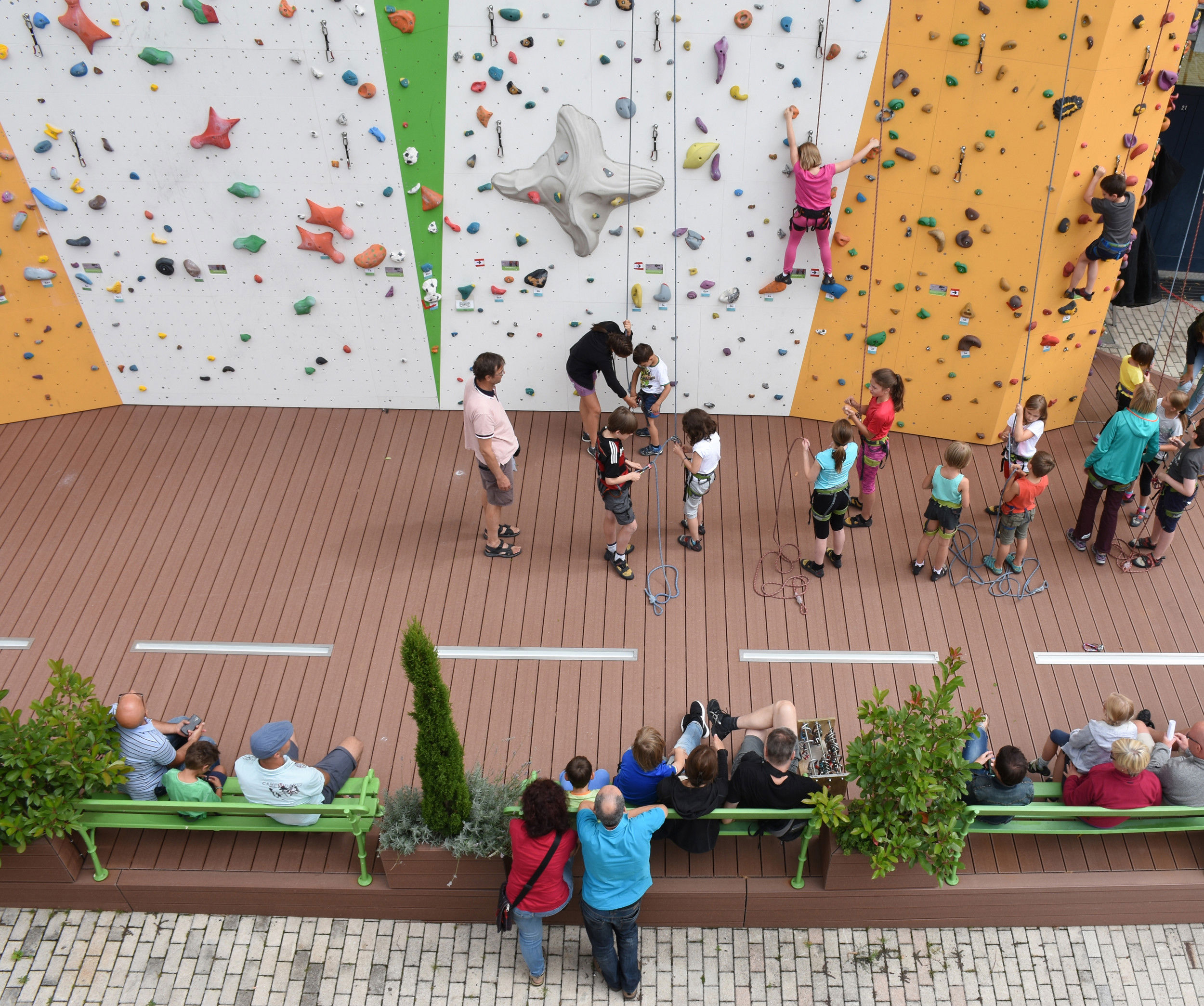 Bambini che si arrampicano all'aperto nella palestra di arrampicata di Merano.