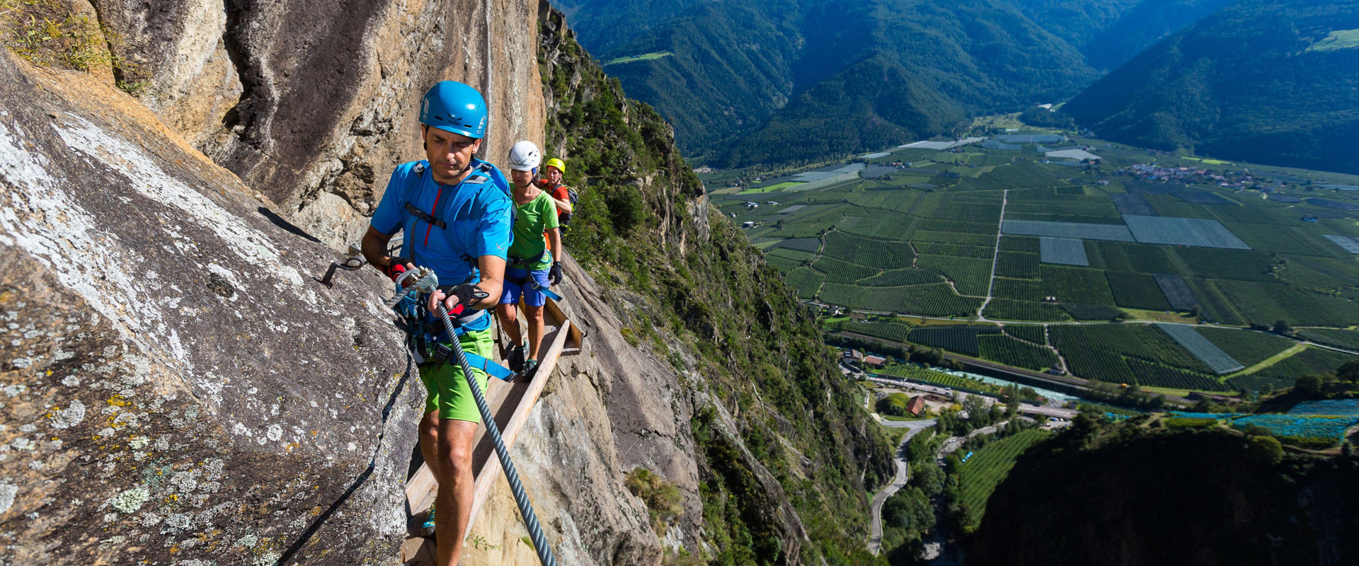Un piccolo gruppo percorre la via ferrata Hoachwool sul Montesole di Naturno.