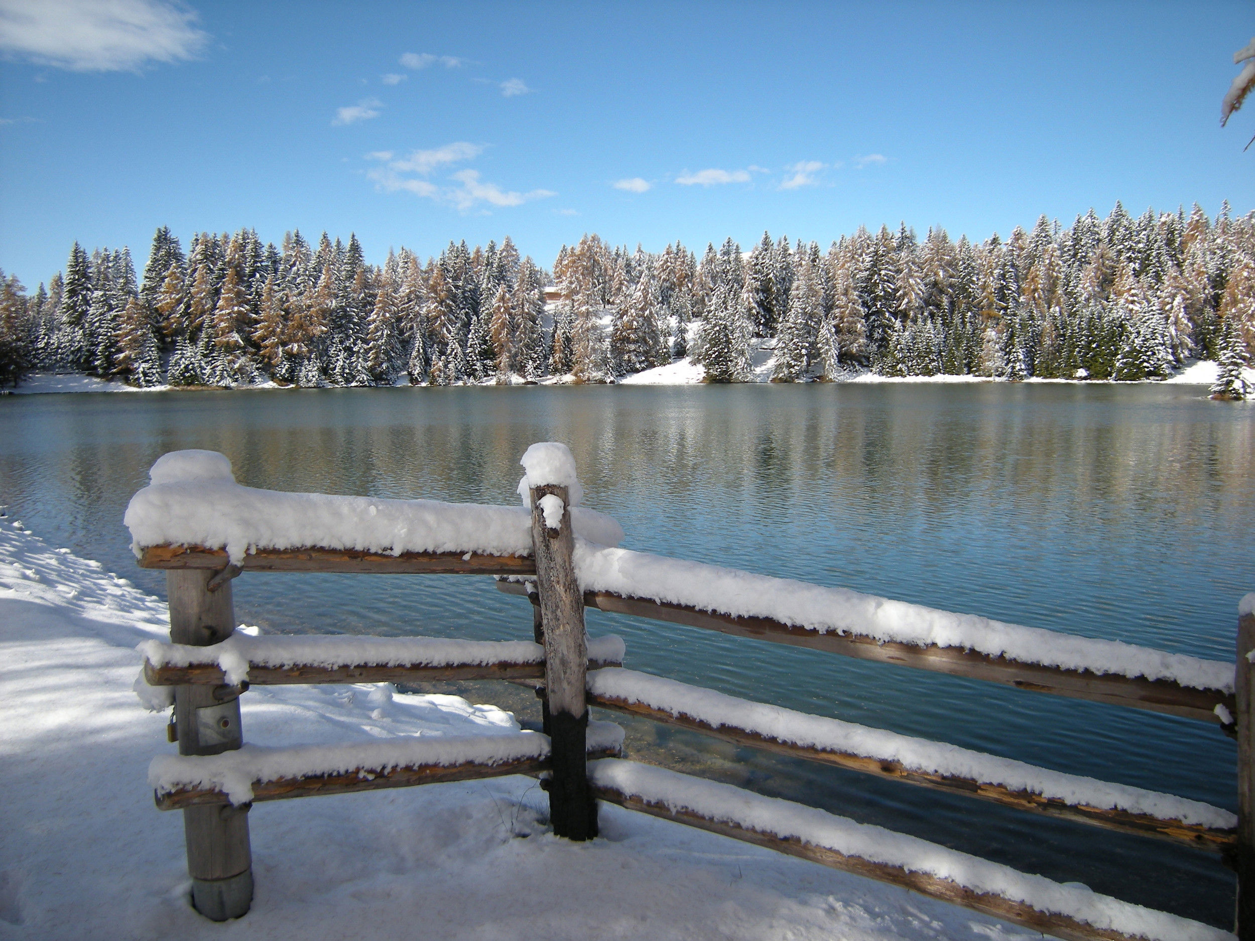 Il Lago di Santa Maria o Lago di Tret ed un paesaggio invernale coperto di neve.