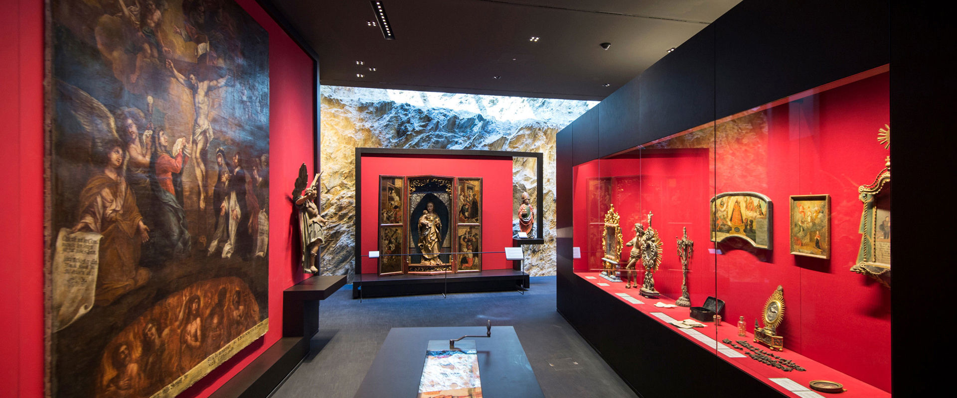 Museo Palais Mamming Interno del museo con vetrine rosse.