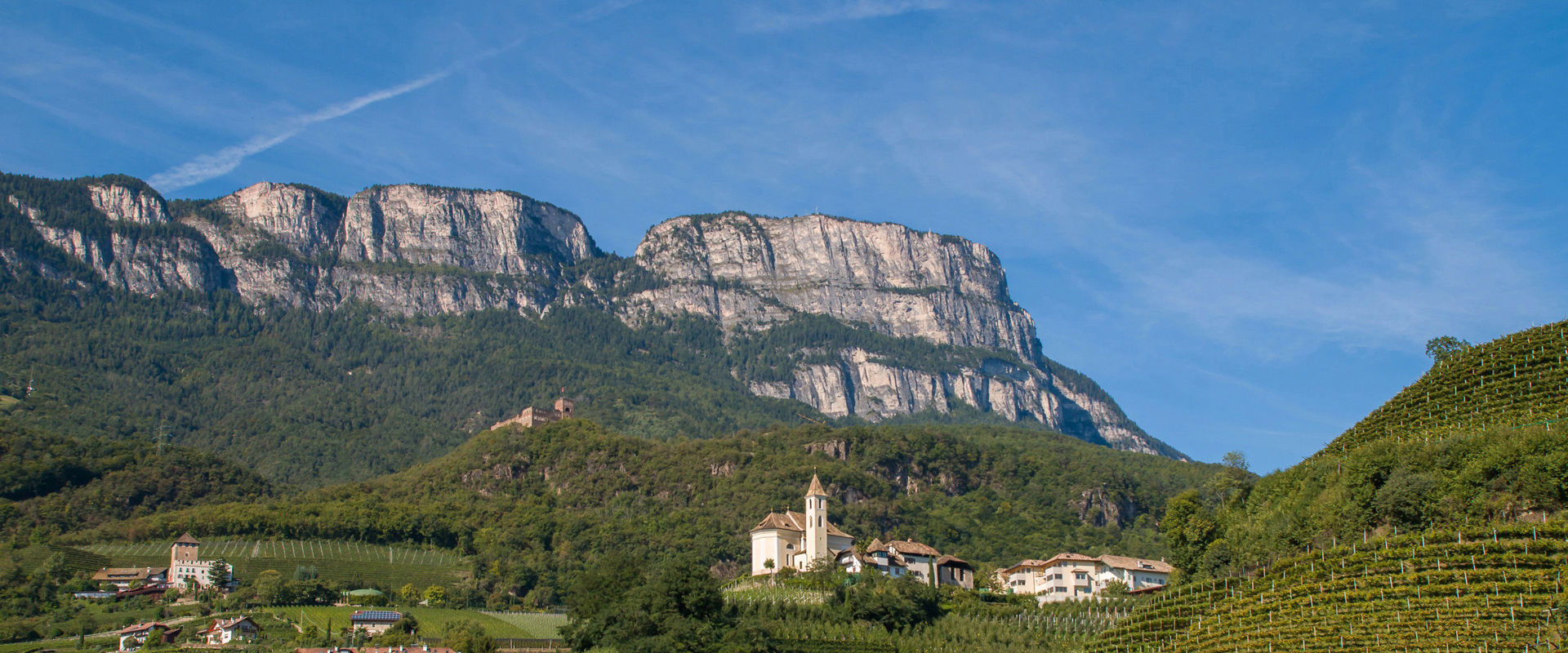 Monte Macaino Vista sulla Mendola fino al Monte Macaino, sui vigneti e sui piccoli villaggi della zona.