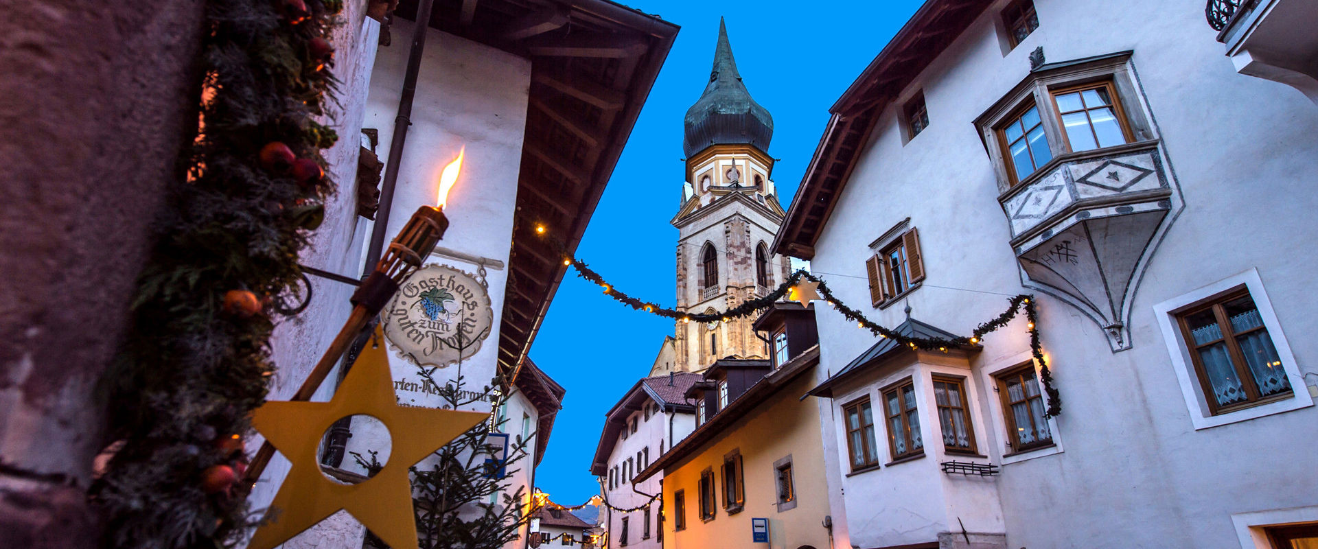 San Paolo in inverno Atmosfera natalizia nei vicoli di San Paolo, decorati con ghirlande di abete e pino, luci e stelle.