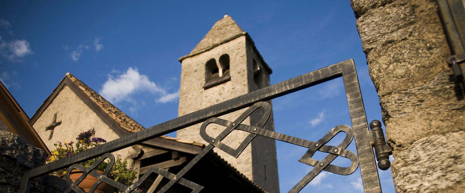 Chiestetta di San Procolo a Naturno nei pressi di Merano  Vista dal basso, attraverso il cancello, della chiesa e del campanile.