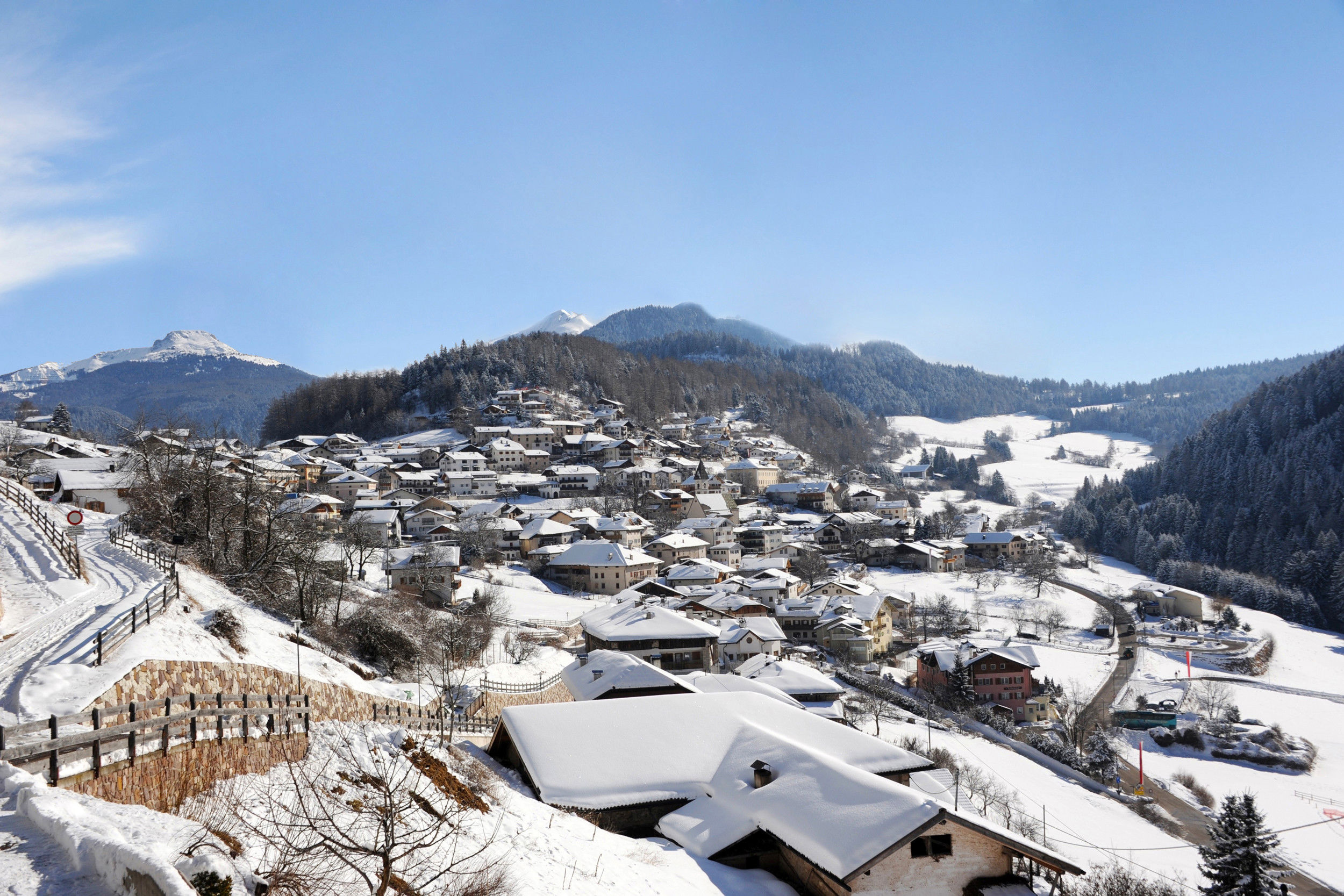 Trodena immersa in un bianco paesaggio invernale.