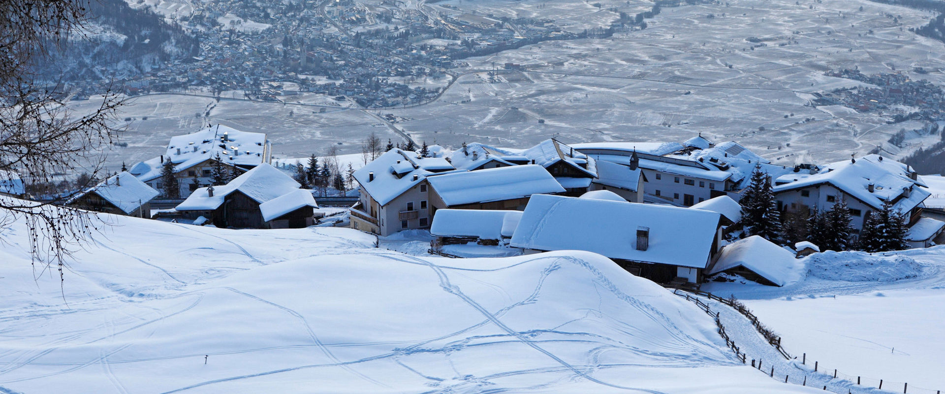 Il villaggio di Malles coperto di neve.