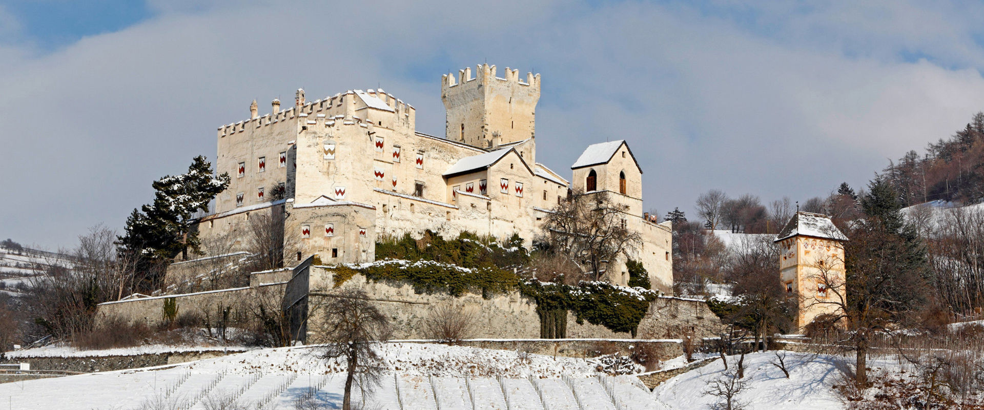 Castel Coira in inverno Vista del castello coperto di neve.