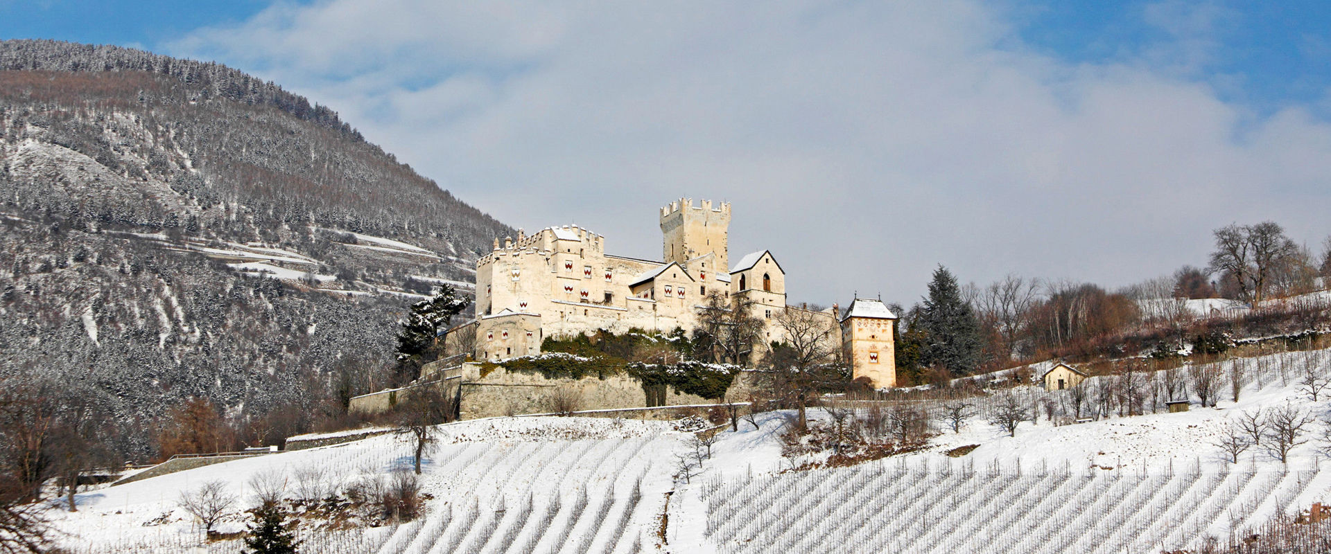 Castel Coira nei mesi invernali. Vista sul Castel Coira coperto di neve.