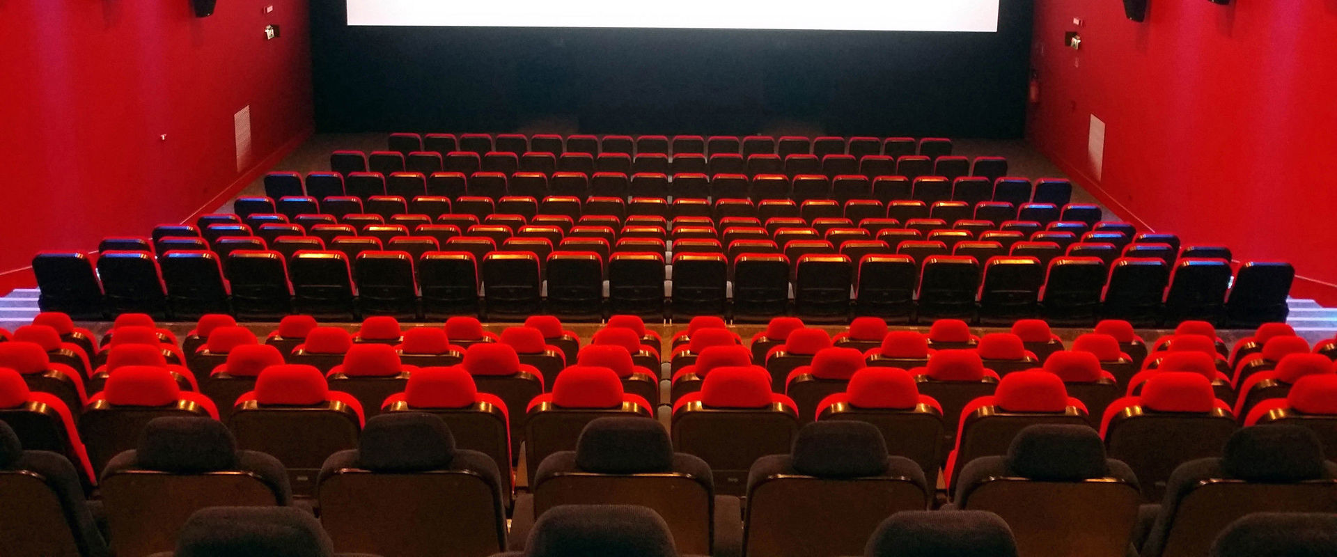Sala cinematografica Sala cinematografica vuota illuminata di rosso.
