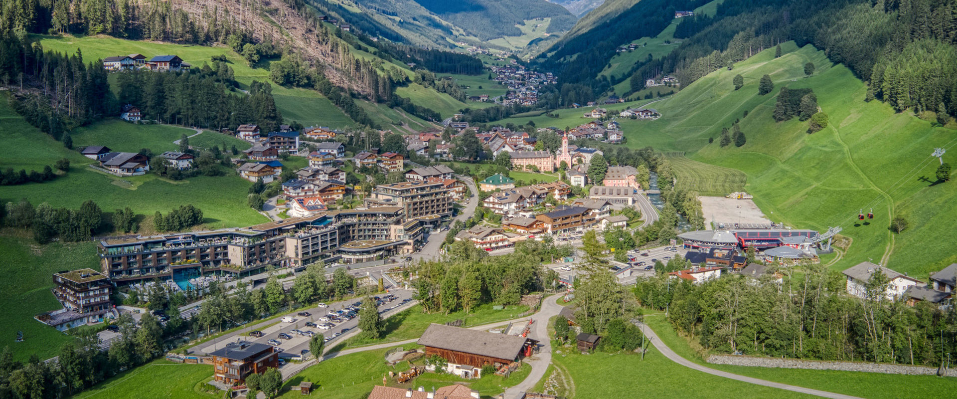 Cadipietra Il villaggio di Cadipietra con il complesso alberghiero Amonti e Lunaris.
