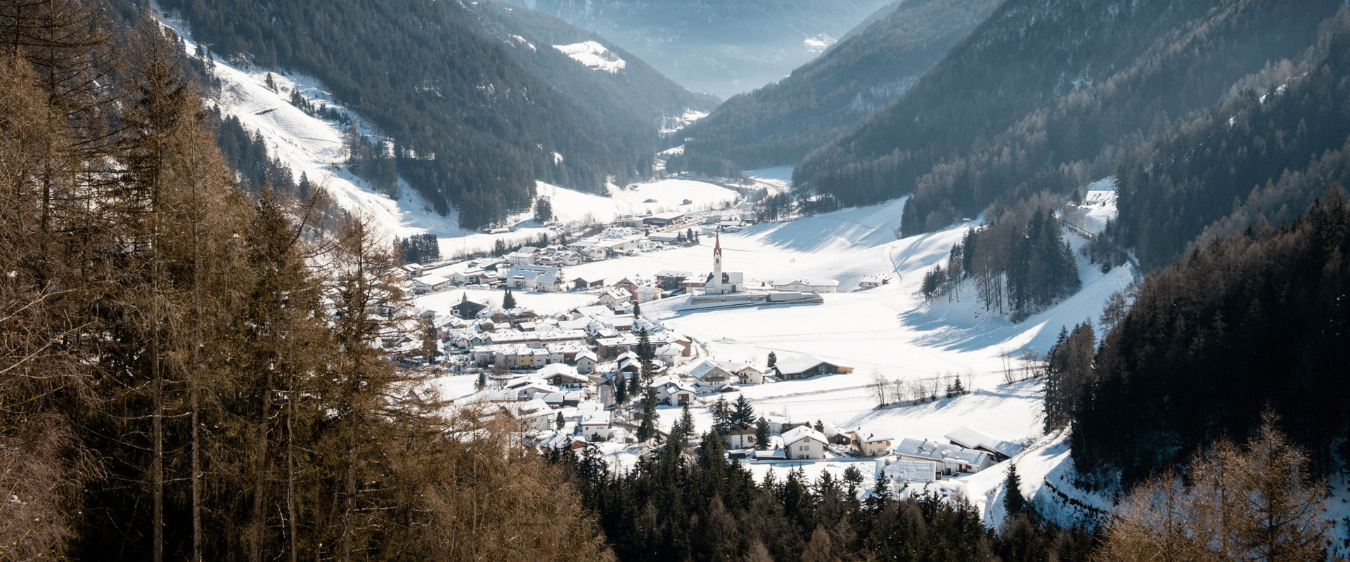 Luttago in Valle Aurina Il piccolo villaggio di Luttago in Valle Aurina coperto di neve