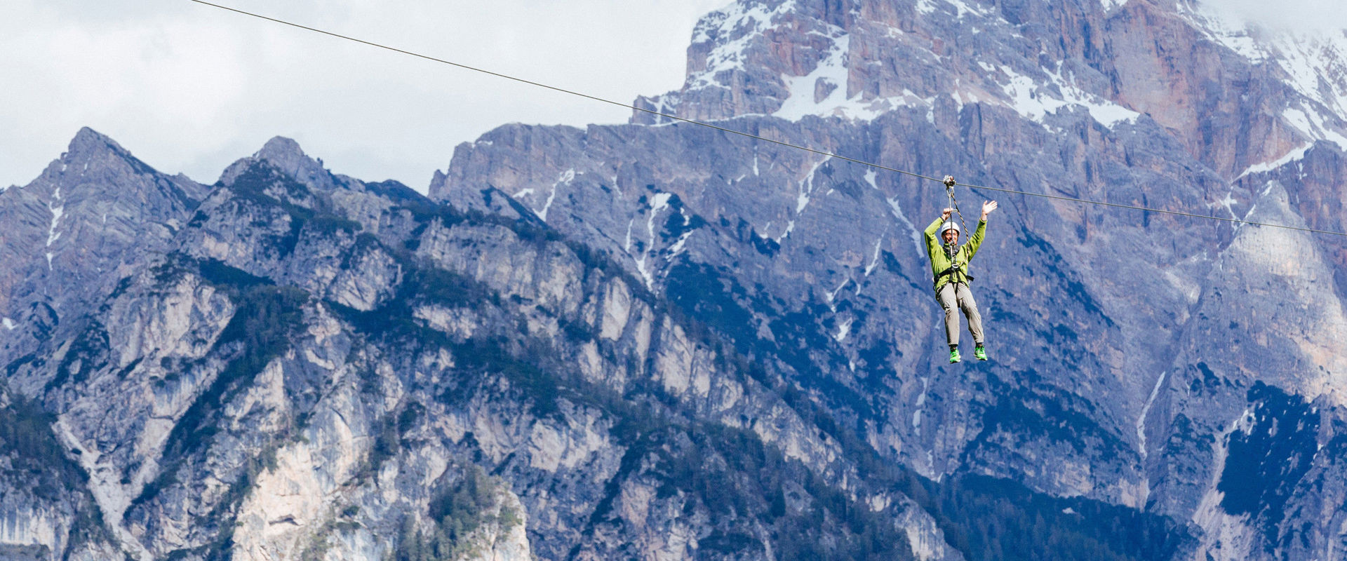 Zipline Adrenaline Xtream Adventures Park Uomo sospeso alla zipline di Adrenaline Xtream Adventures Park.