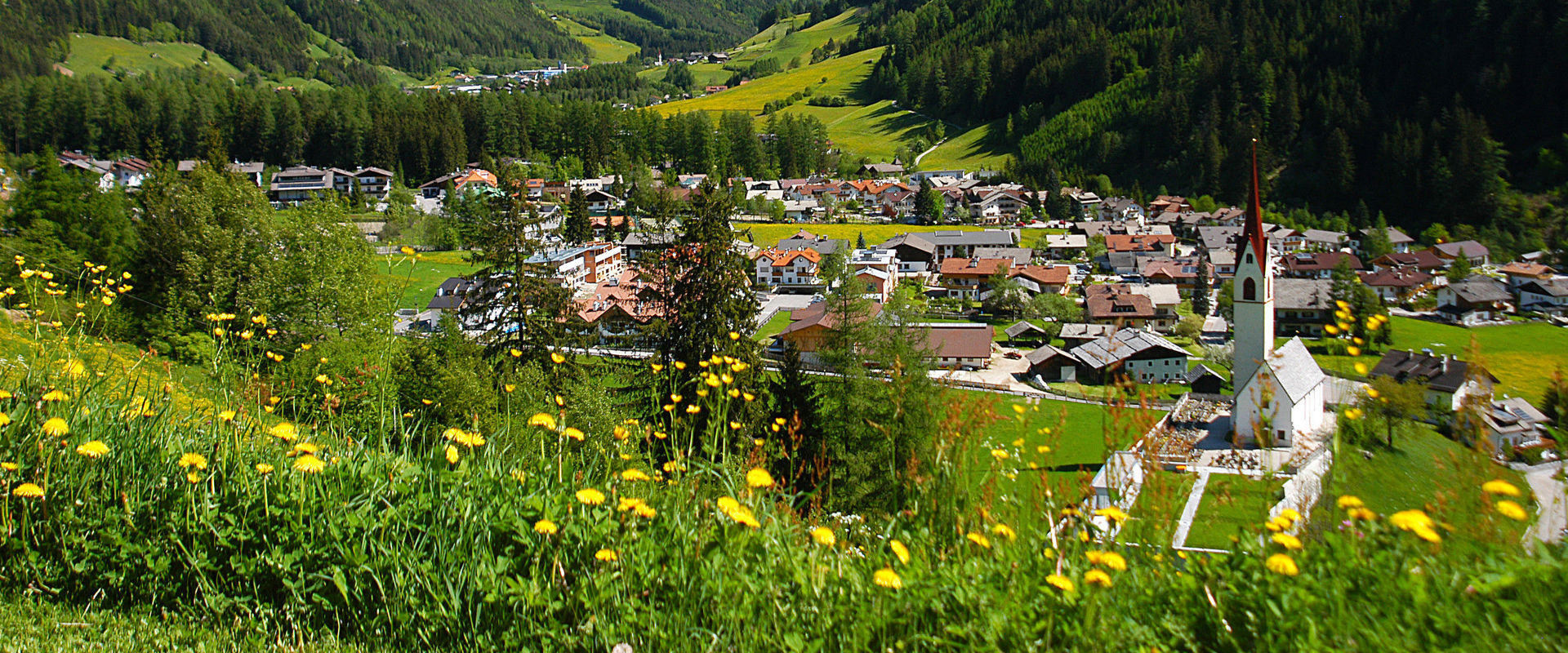Luttago Il villaggio di Luttago con la chiesa di San Sebastiano