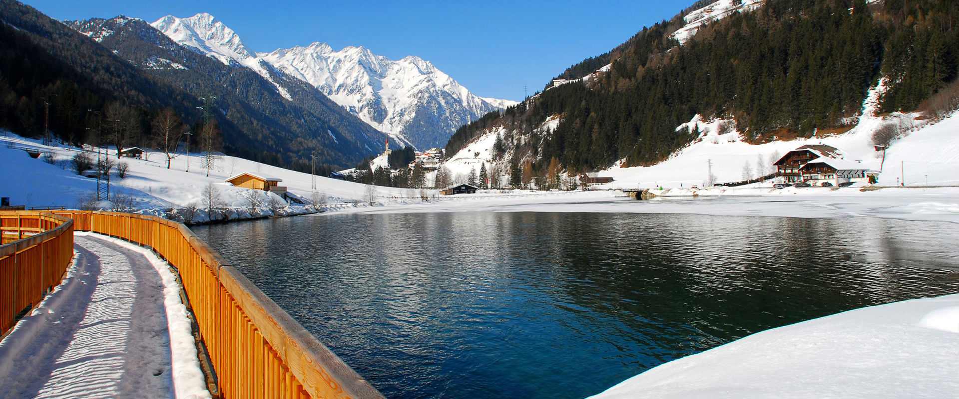 Selva dei Molini Il villaggio di Selva dei Molini ed il ononimo lago in inverno