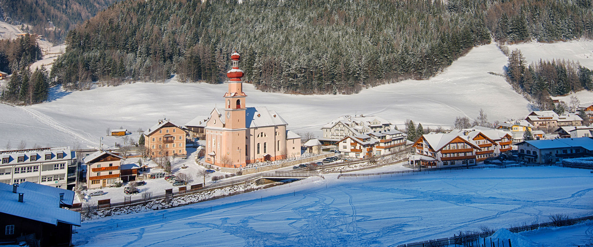 San Giovanni in Valle Aurina Vista di San Giovanni in Valle Aurina con il paesaggio innevato circostante