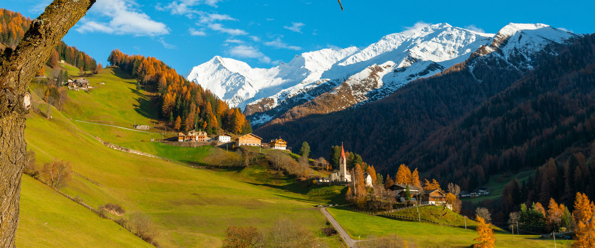 San Pietro in Valle Aurina Il paesino di San Pietro nella Valle Aurina con le cime innevate sullo sfondo