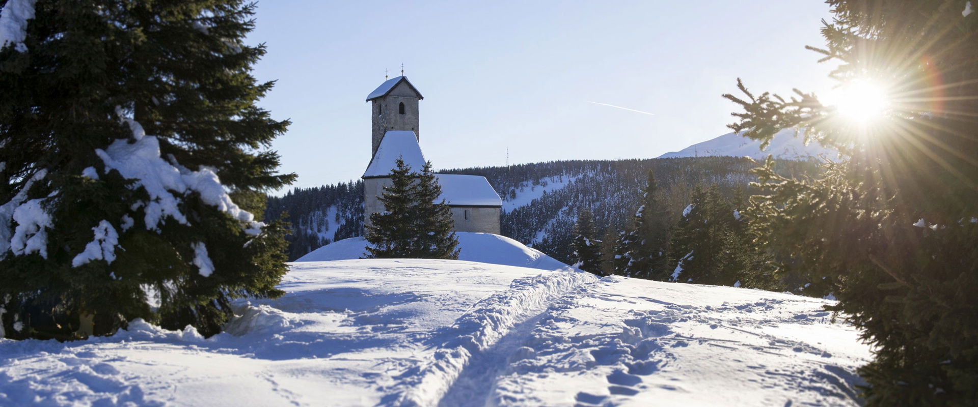 Chiesa coperta di neve Piccola chiesa nel mezzo di un paesaggio bianco e innevato.