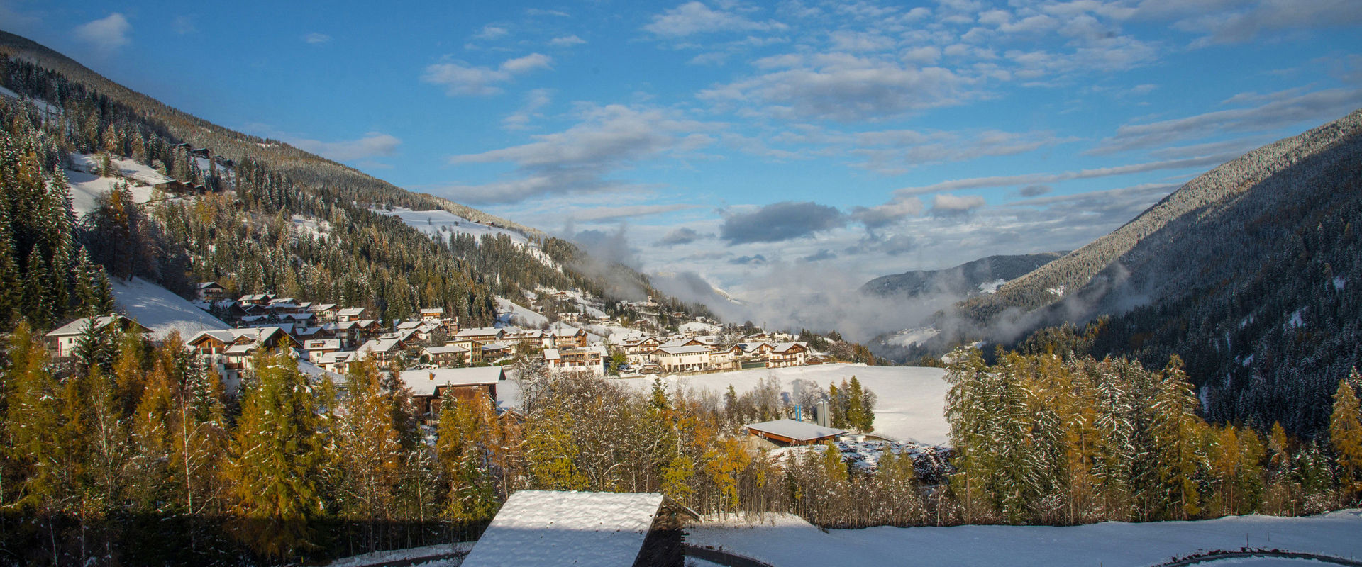 Il villaggio di Santa Valburga coperto di neve.