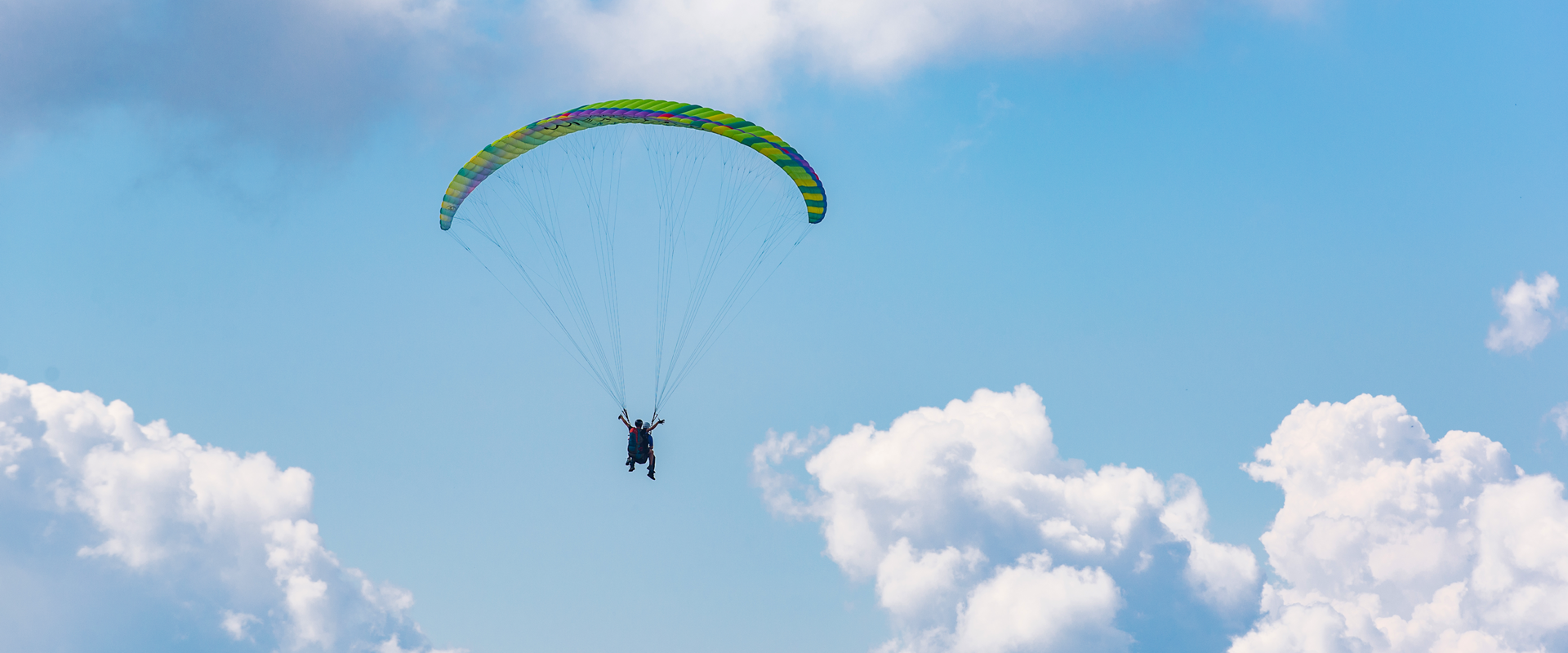 Tandemclub Iffinger | Voli in parapendio In parapendio all'alba tra le nuvole.