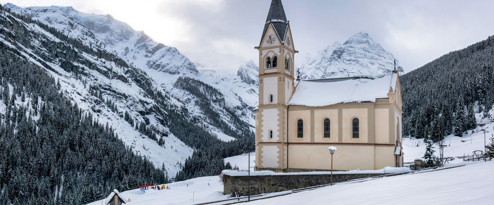 La chiesa parrocchiale di Trafoi in inverno con la neve.