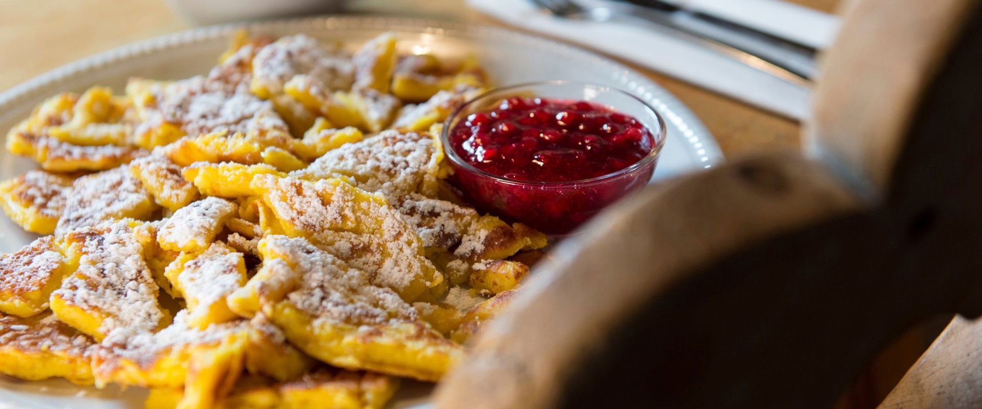 Piatto con Kaiserschmarrn e marmellata di mirtilli rossi.