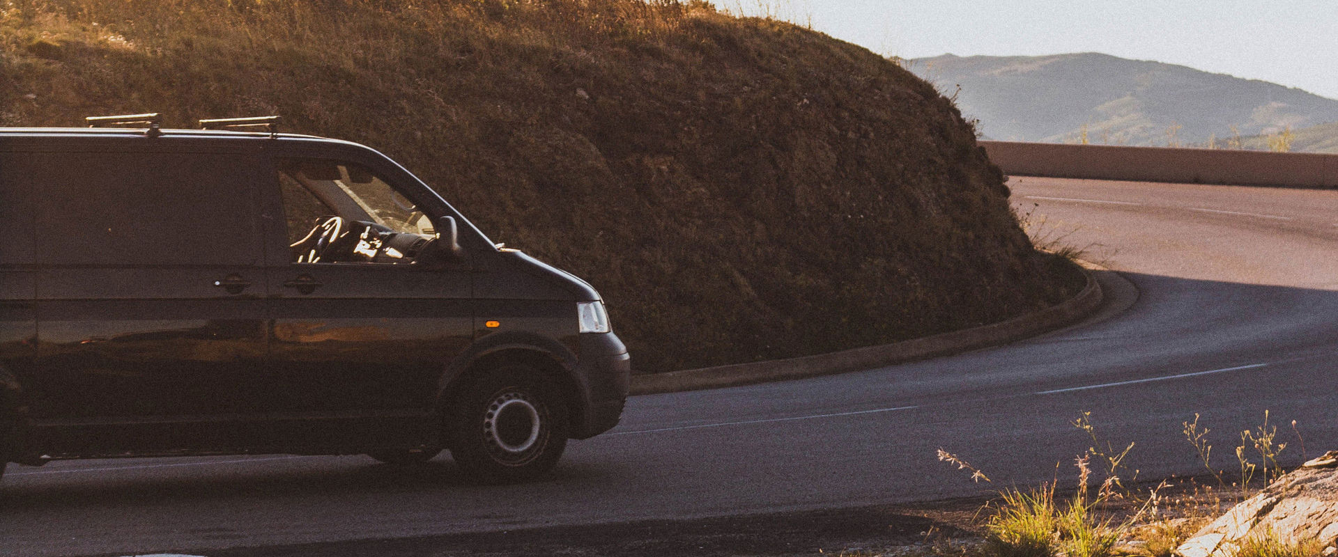 Navette e trasferimenti Foto di un furgone nero su strada.