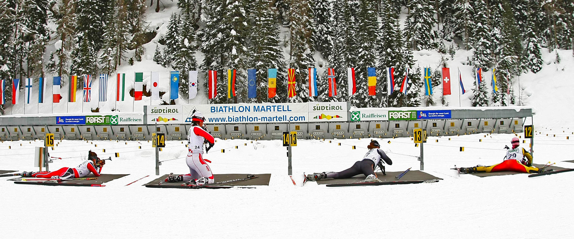 Atleti di biathlon 4 atleti di biathlon sparano in Val Martello.