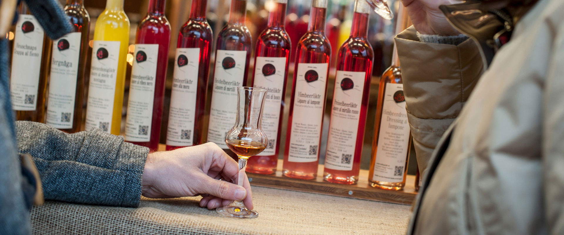 Grappe e brandy Persone assaggiano diverse grappe.