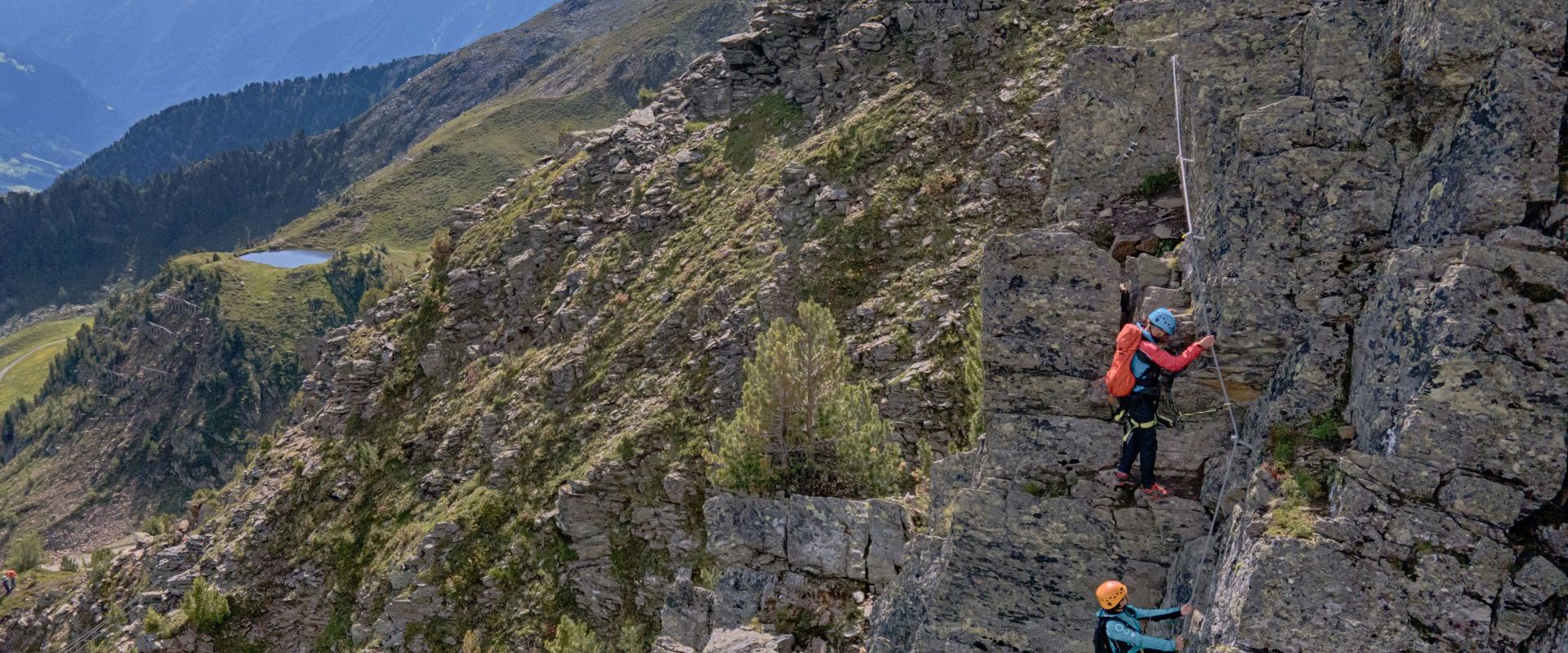 Due scalatori affrontano la via ferrata Speikboden in Valle Aurina.