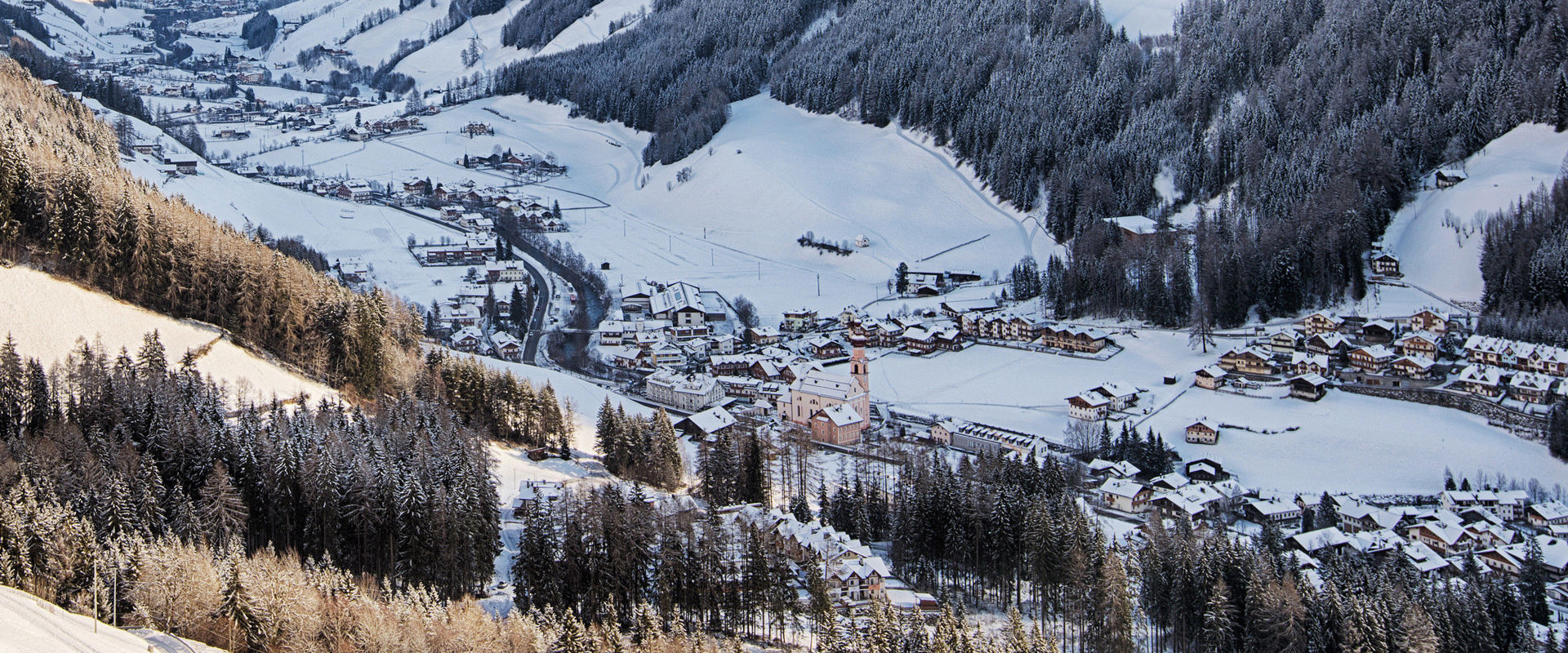 Cadipietra Cadipietra in Valle Aurina con paesaggio innevato circostante