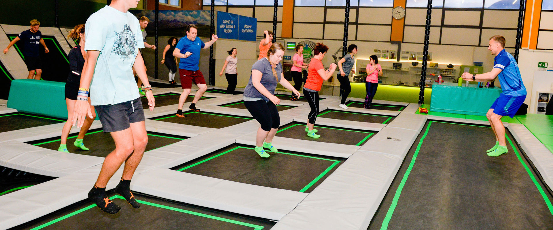 Saltare su dei trampolini Gruppo di adulti che saltano su un trampolino.
