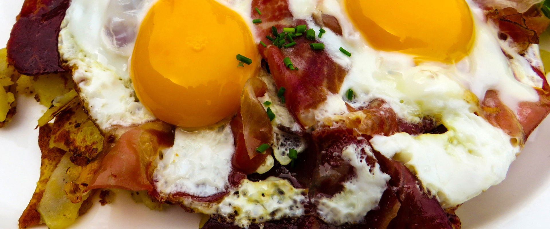 Patate arrosto con speck e uova Patate arrosto con speck e uova