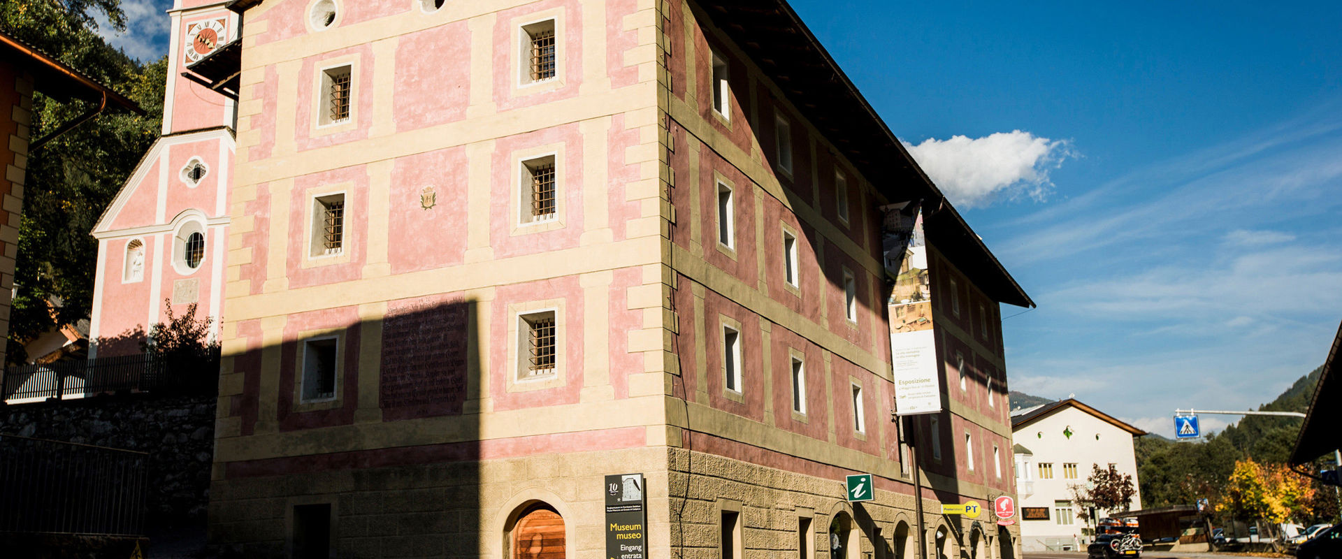 Museo Provinciale delle Miniere Granaio Cadipietra Vista del museo minerario e del villaggio.